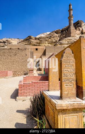 Cripte funerarie nella città dei morti del Cairo, vicino alla base del mausoleo e della moschea di Shahin al-Khalwati Foto Stock