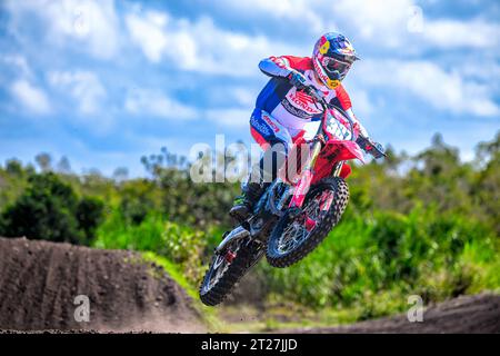 Pilota di Dirt bike in volo dopo aver corso su un salto nel circuito del Miami Motocross Park di Hialeah Foto Stock