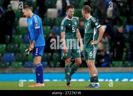 Jonny Evans (centro) dell'Irlanda del Nord, George Saville e il portiere Bailey Peacock-Farrell (sinistra) reagiscono dopo la partita di qualificazione a UEFA Euro 2024 al Windsor Park di Belfast. Data immagine: Martedì 17 ottobre 2023. Foto Stock