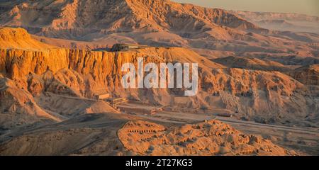 Vista del tempio mortuario di Hatshepsut e delle scogliere a Deir el Bahari da una mongolfiera Foto Stock