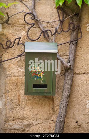 Titolo: Una bellissima cassetta di lettere in legno con bellissimi fiori Foto Stock