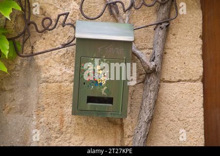 Titolo: Una bellissima cassetta di lettere in legno con bellissimi fiori Foto Stock