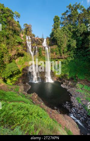 40 m di altezza, pittoresca cascata circondata da splendida foresta pluviale e natura, nell'area di Pakse del Laos meridionale, nel quartiere di Paksong. Foto Stock