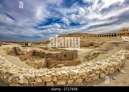 Siti archeologici sotto la Old Metropolitan Dig House vicino alle scogliere di Deir el-Bahari e al Tempio di Hatshepsut Foto Stock