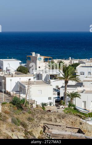 LA ISLETA, SPAGNA - 7 OTTOBRE 2023 Un pittoresco villaggio di pescatori situato su una stretta penisola che offre paesaggi costieri molto fotogenici Foto Stock