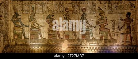 I rilievi sulla parete settentrionale della Cappella Nord mostrano Tolomeo vi davanti a varie divinità, tra cui Hathor, Iside, Nepthys, Horus, Anubis, Mut, Amun Foto Stock