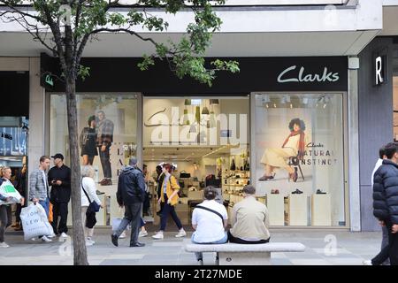 Negozio di scarpe Clarks a Oxford Street, Londra, Regno Unito Foto Stock