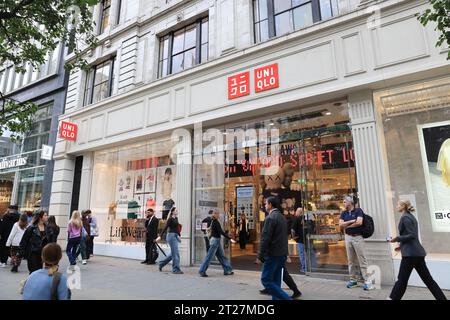 Negozio di abbigliamento UNIQLO in Oxford Street, Londra, Regno Unito Foto Stock