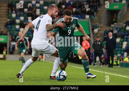 Conor Washington, Irlanda del Nord, sfida la slovena Miha Blazic durante la partita di qualificazione a UEFA Euro 2024 al Windsor Park di Belfast. Data immagine: Martedì 17 ottobre 2023. Foto Stock