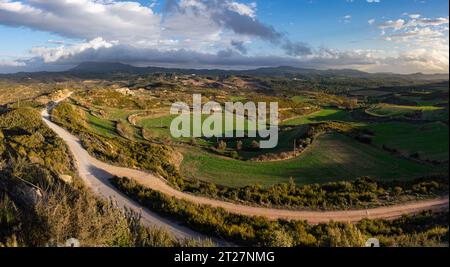 Primavera in Catalogna. Montserrat coperto da nuvole sui campi verdi. Foto Stock