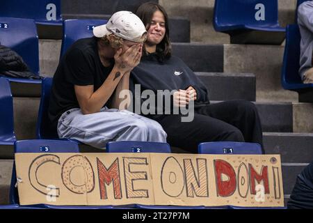 Anversa, Belgio. 17 ottobre 2023. Tifosi raffigurati durante una partita del primo turno al torneo European Open Tennis ATP, ad Anversa, martedì 17 ottobre 2023. BELGA PHOTO LAURIE DIEFFEMBACQ Credit: Belga News Agency/Alamy Live News Foto Stock