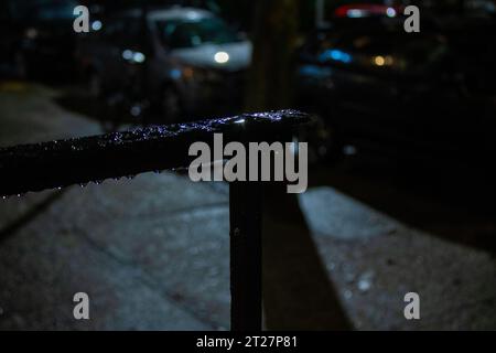 bar in metallo di notte a brooklyn con pioggia e luce Foto Stock