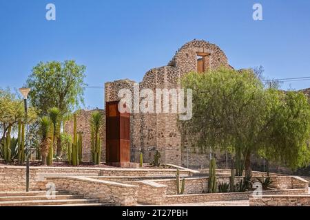 Esterno del Templo de nuestro Señor de Padova nella città fantasma di Mineral de Pozos, Guanajuato, Messico. La città, un tempo importante centro minerario d'argento, fu abbandonata e lasciata in rovina, ma è tornata lentamente a vivere come comunità artistica bohémien. Foto Stock