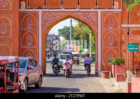 La storica porta di Zorawar Singh, nella città rosa di Jaipur, si trova sul lato nord delle mura della città Foto Stock