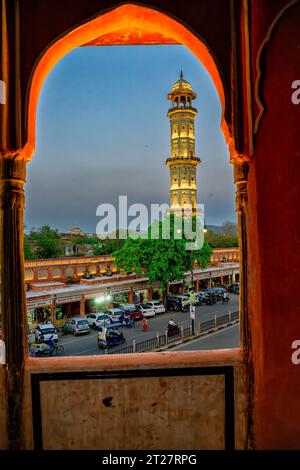 Guardando il minareto Iswari Minar Swarga Sal, mentre il sole tramonta, dal tempio indù Shiv Mandir nel Tripolia Bazar Foto Stock
