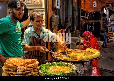 Venditore ambulante a Jaipur che cucina il popolare Street food indiano, croccante fritto in profondità Kachori Foto Stock