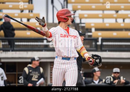 West Lafayette, Indiana, USA. 15 ottobre 2023. DAVID MENDEZ gira la sua mazza dopo aver colpito un fuoricampo durante la partita di baseball NCAA tra i Dayton Flyers e i Purdue Boilermakers, domenica 15 ottobre 2023, all'Alexander Field di West Lafayette, Ind. (Immagine di credito: © David Wegiel/ZUMA Press Wire) SOLO USO EDITORIALE! Non per USO commerciale! Foto Stock