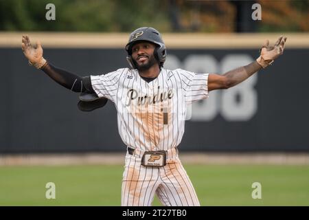 West Lafayette, Indiana, USA. 15 ottobre 2023. MICHAEL BOLTON di Purdue festeggia una tripla durante la partita di baseball NCAA tra i Dayton Flyers e i Purdue Boilermakers, domenica 15 ottobre 2023, all'Alexander Field di West Lafayette, Ind. (Immagine di credito: © David Wegiel/ZUMA Press Wire) SOLO USO EDITORIALE! Non per USO commerciale! Foto Stock