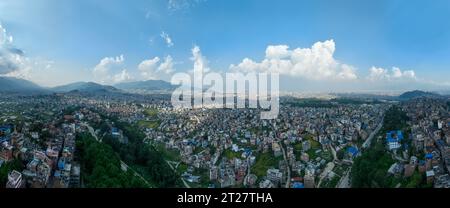 Vista aerea di Kathmandu, palazzi ed edifici. Terrazze e case, strade cittadine. Nepal. 10-13-2023 Foto Stock