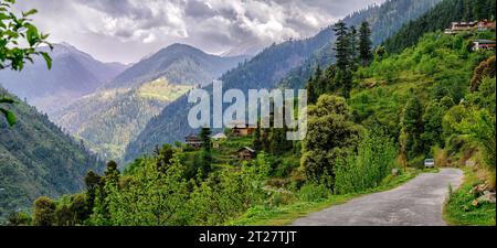 Sharchi Road che passa attraverso comunità agricole e luoghi Homestay su entrambi i lati della strada a una corsia nell'Himalaya Foto Stock