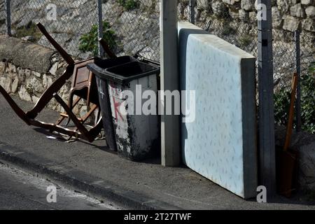 Una base letto e gli arredi sono abbandonati su un marciapiede a Marsiglia. Quasi ovunque a Marsiglia, materassi e box Springs infettati da cimici sono abbandonati sulle strade pubbliche. Foto Stock