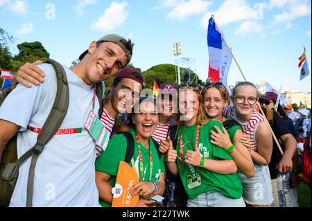 La gioia tra i pellegrini durante la cerimonia di apertura delle Giornate Mondiali della Gioventù 2023 a Lisbona, Portogallo. Foto Stock