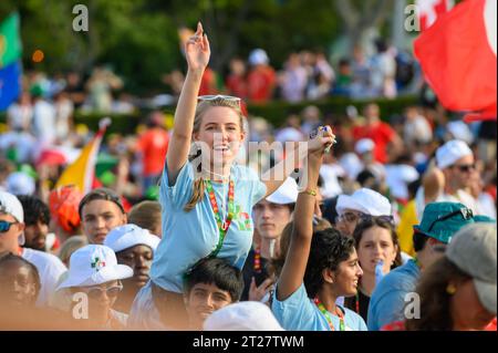 La gioia tra i pellegrini durante la cerimonia di apertura delle Giornate Mondiali della Gioventù 2023 a Lisbona, Portogallo. Foto Stock