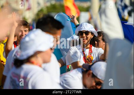 La gioia tra i pellegrini durante la cerimonia di apertura delle Giornate Mondiali della Gioventù 2023 a Lisbona, Portogallo. Foto Stock