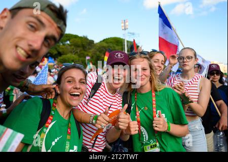 La gioia tra i pellegrini durante la cerimonia di apertura delle Giornate Mondiali della Gioventù 2023 a Lisbona, Portogallo. Foto Stock