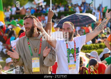 La gioia tra i pellegrini durante la cerimonia di apertura delle Giornate Mondiali della Gioventù 2023 a Lisbona, Portogallo. Foto Stock