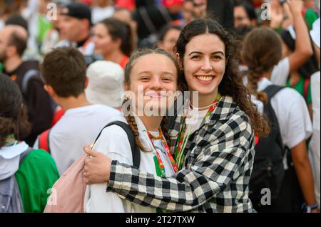 La gioia tra i pellegrini durante la cerimonia di apertura delle Giornate Mondiali della Gioventù 2023 a Lisbona, Portogallo. Foto Stock