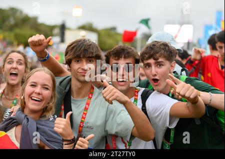 La gioia tra i pellegrini durante la cerimonia di apertura delle Giornate Mondiali della Gioventù 2023 a Lisbona, Portogallo. Foto Stock