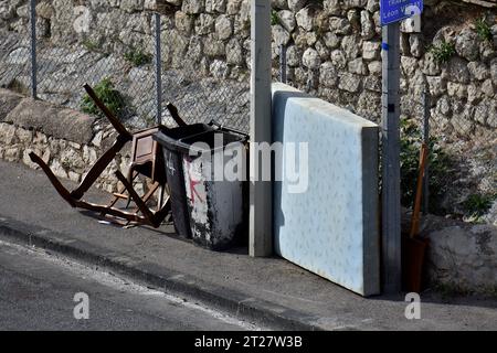 Marsiglia, Francia. 15 ottobre 2023. Una base letto e gli arredi sono abbandonati su un marciapiede a Marsiglia. Quasi ovunque a Marsiglia, materassi e box Springs infettati da cimici sono abbandonati sulle strade pubbliche. (Foto di Gerard bottino/SOPA Images/Sipa USA) credito: SIPA USA/Alamy Live News Foto Stock