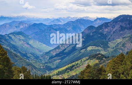 Vista della catena montuosa dell'Himalaya dal passo Jalori, Himachal Pradesh Foto Stock