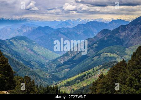 Vista sull'Himalaya dal punto panoramico Panchtara al passo Jalori Foto Stock