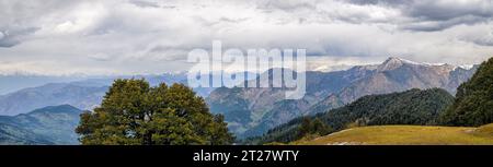 Vista panoramica dal passo Jalori delle montagne circostanti Foto Stock