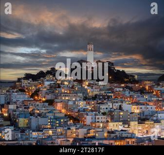 Scenografico Dusk Over Coit Tower sulla Telegraph Hill via Russian Hill. San Francisco, California, USA. Foto Stock