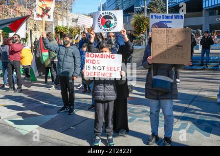 I manifestanti palestinesi denunciano la violenza e le ingiustizie contro il popolo palestinese a Gaza, nel centro di Calgary, Alberta, Canada Foto Stock