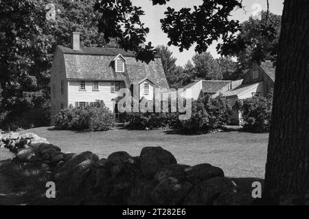 La storica Old Manse, casa di Ralph Waldo Emerson e Nathaniel Hawthorne sulle rive del fiume Concord. L'immagine è stata acquisita in nero e. Foto Stock