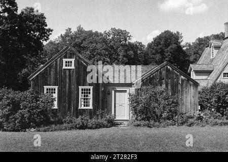 La storica Old Manse, casa di Ralph Waldo Emerson e Nathaniel Hawthorne sulle rive del fiume Concord. L'immagine è stata acquisita in nero e. Foto Stock