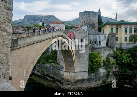 Vista del ponte Stari Most (sito patrimonio dell'umanità dell'UNESCO), noto anche come Ponte Mostar, un ponte ottomano del XVI secolo che si estende sul fiume Neretva Foto Stock