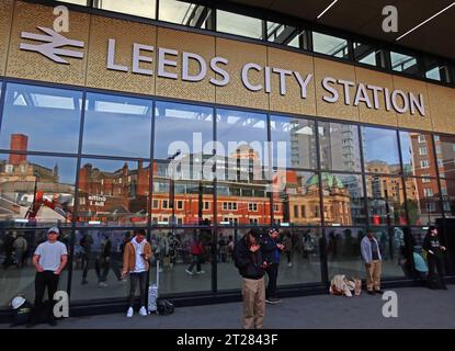 Ingresso principale 2023 con riflesso del paesaggio urbano, fuori dalla stazione di Leeds City presso New Station St, Leeds, Yorkshire, Inghilterra, LS1 4DY Foto Stock