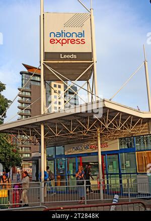 Ingresso alla stazione degli autobus National Express, stazione degli autobus di Dyer Street, Leeds, West Yorkshire, Inghilterra, Regno Unito, LS2 7LA Foto Stock