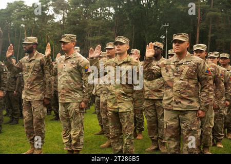 Polonia. 23 settembre 2023. I soldati della 2nd Armored Brigade Combat Team, 1st Armored Division recitano con orgoglio il giuramento di arruolamento durante una formazione congiunta con i soldati polacchi a Zlocieniec, in Polonia, il 23 settembre 2023. Ospitata dalla 2nd Mechanized Brigade, 12th Szczecin Mechanized Division, la cerimonia è stata una testimonianza delle relazioni e del cameratismo che il 2nd Armored Brigade Combat Team ha forgiato con il nostro partner polacco della NATO. (Immagine di credito: © U.S. Army/ZUMA Press Wire) SOLO USO EDITORIALE! Non per USO commerciale! Foto Stock