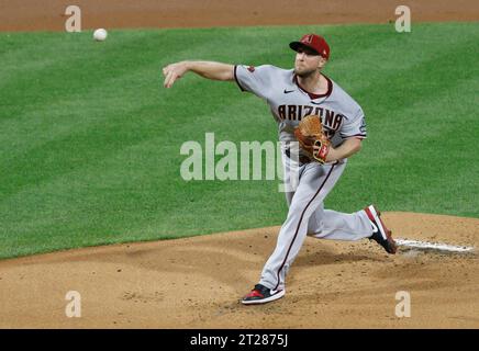 Philadelphia, Stati Uniti. 17 ottobre 2023. Il lanciatore titolare degli Arizona Diamondbacks Merrill Kelly lanciò il primo inning contro i Philadelphia Phillies in gara 2 della NLCS al Citizens Bank Park di Philadelphia, martedì 17 ottobre 2023. Foto di Laurence Kesterson/UPI Credit: UPI/Alamy Live News Foto Stock