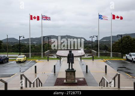 Bandiere e statua di John Cabot nel parcheggio dell'edificio provinciale della Confederazione a St. John's, Newfoundland & Labrador, Canada Foto Stock