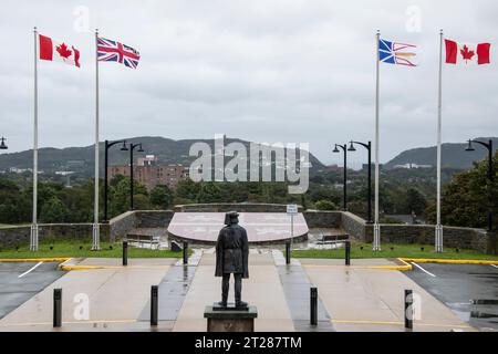 Bandiere e statua di John Cabot nel parcheggio dell'edificio provinciale della Confederazione a St. John's, Newfoundland & Labrador, Canada Foto Stock