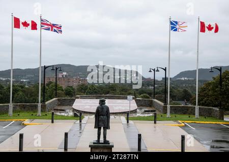 Bandiere e statua di John Cabot nel parcheggio dell'edificio provinciale della Confederazione a St. John's, Newfoundland & Labrador, Canada Foto Stock