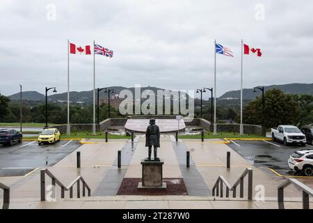 Bandiere e statua di John Cabot nel parcheggio dell'edificio provinciale della Confederazione a St. John's, Newfoundland & Labrador, Canada Foto Stock