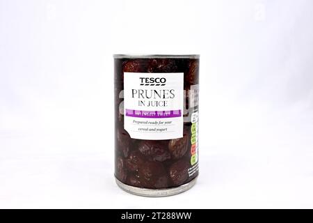 Prugne Tesco in Juice – Galles, Regno Unito – 10 ottobre 2023 Foto Stock